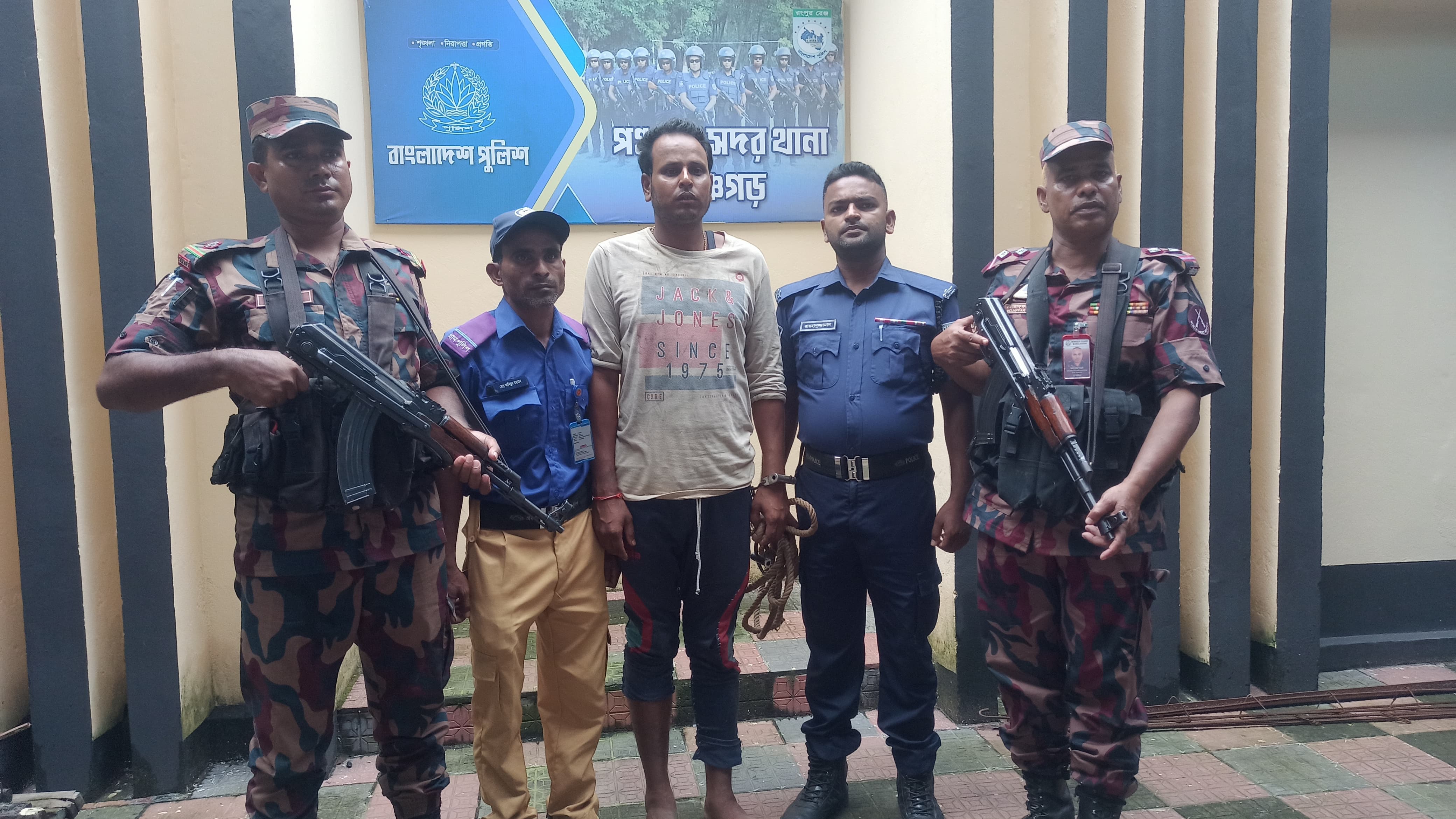 পঞ্চগড়ে অবৈধ অনুপ্রবেশের দায়ে ভারতীয় নাগরিক পুলিশের কাছে